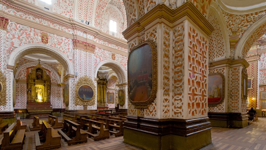 Iglesia de La Merced que incluye elementos religiosos, vistas interiores y una iglesia o catedral