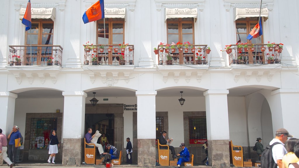 Palacio de Carondelet ofreciendo castillo o palacio y también un gran grupo de personas