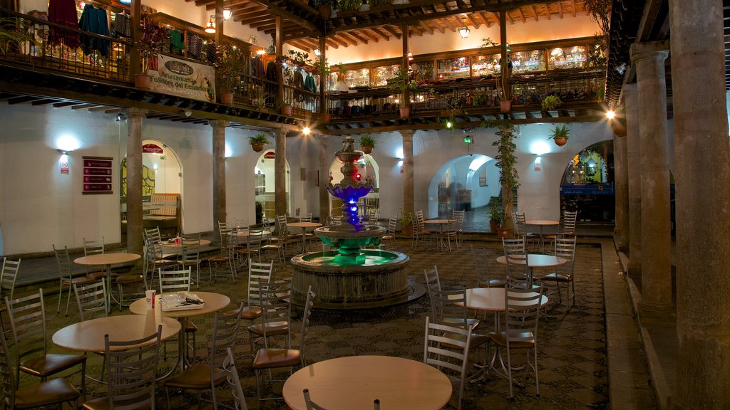 Palácio de Carondelet mostrando estilo de vida de cafeteria, vistas internas e um pequeno castelo ou palácio