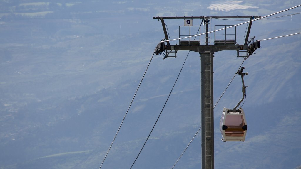 Quito Sporvogn og byder på en kabinelift