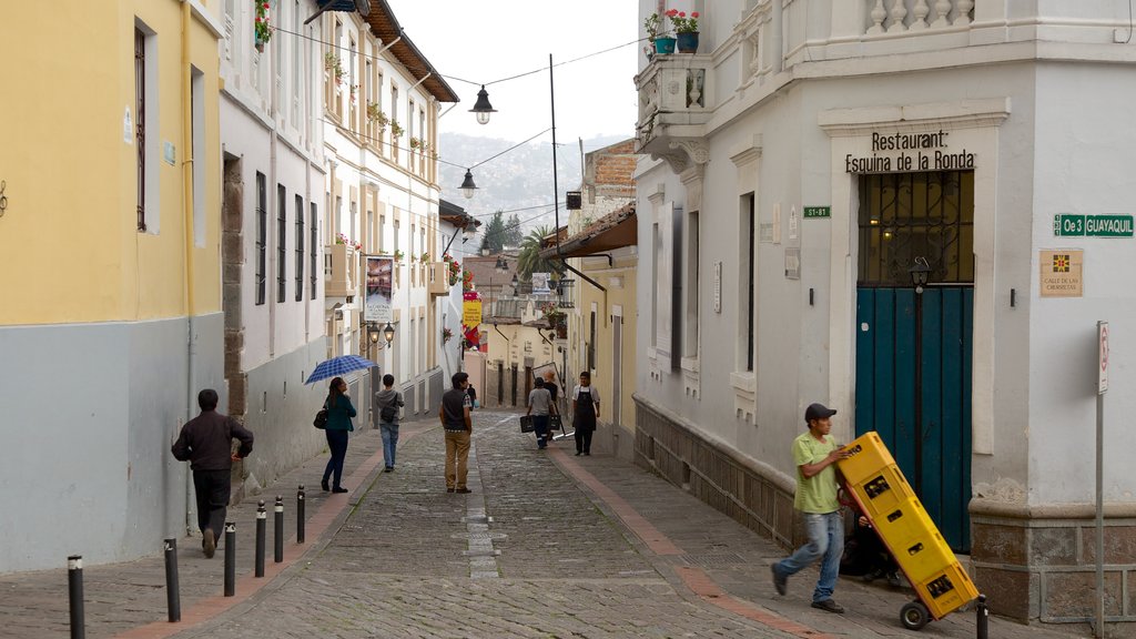 Calle La Ronda mostrando cenas de rua assim como um grande grupo de pessoas