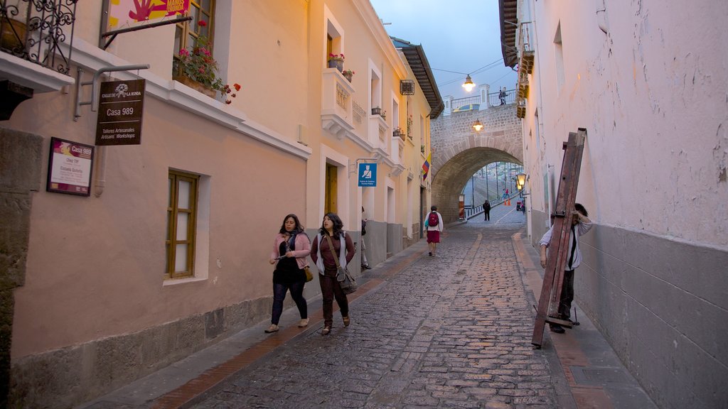 Calle La Ronda som omfatter gadeliv såvel som en lille gruppe mennesker