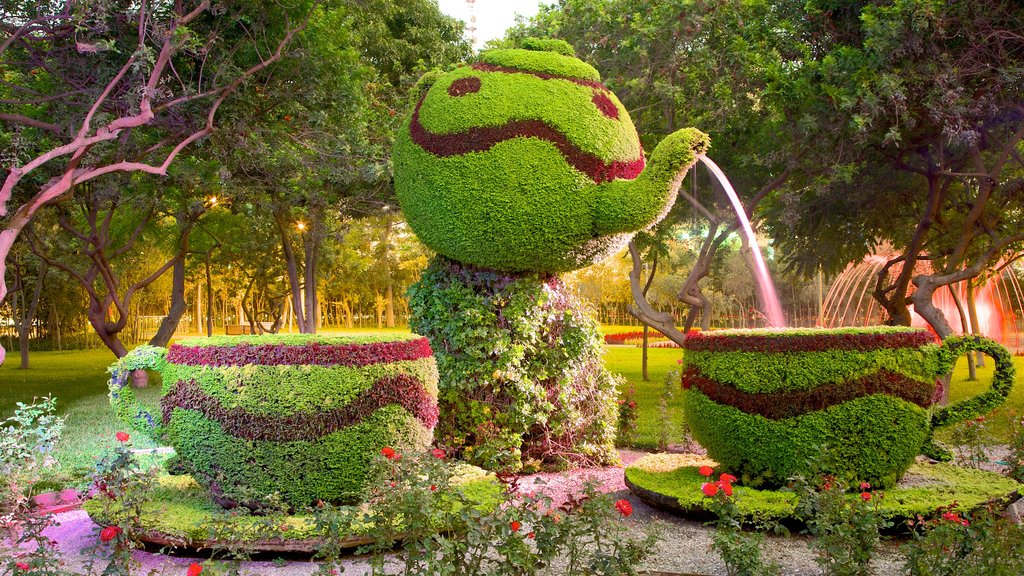 Parque da Exposição que inclui arte ao ar livre, flores e um jardim