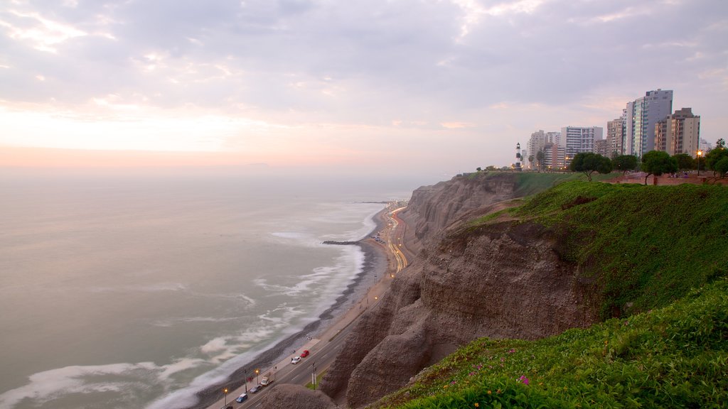 Miraflores que incluye un atardecer, vista panorámica y vista general a la costa