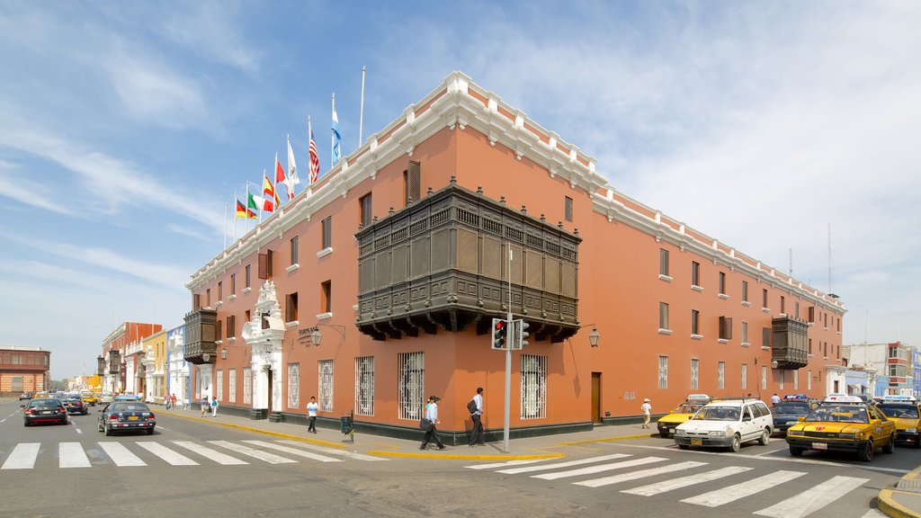 Trujillo Plaza de Armas showing street scenes