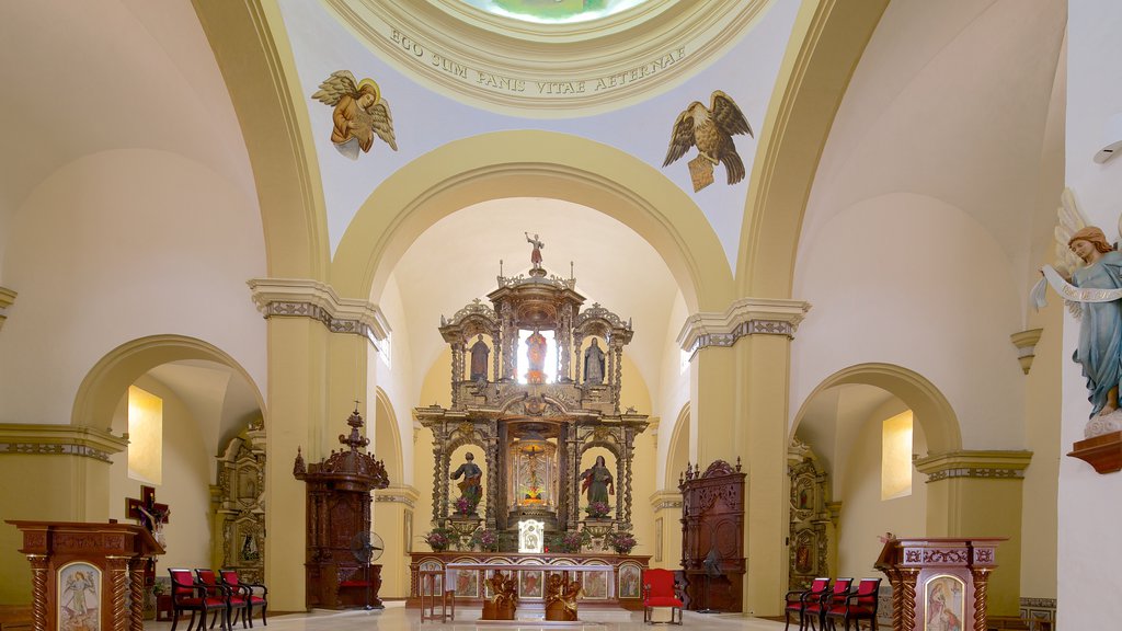 Cattedrale di Trujillo che include elementi religiosi, vista interna e chiesa o cattedrale