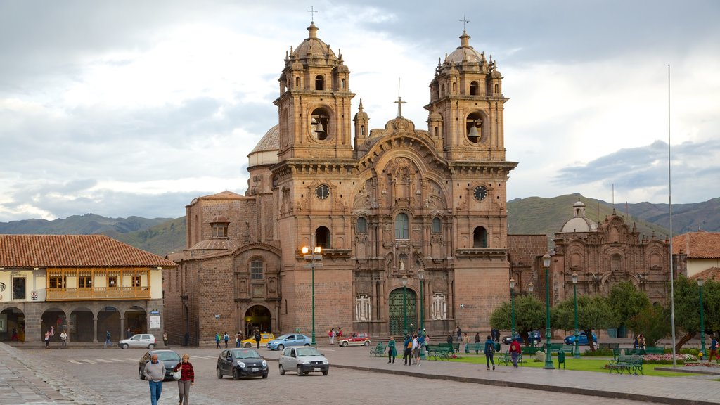 Plaza de Armas som omfatter gadeliv, en kirke eller en katedral og religiøse elementer