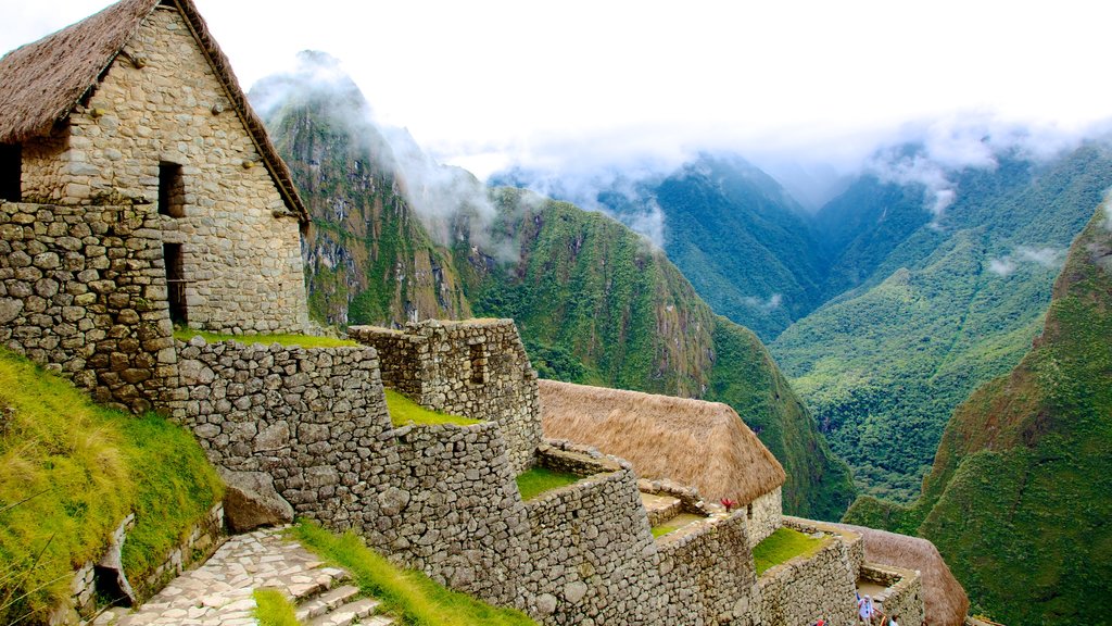 Cusco showing heritage architecture, a house and a ruin