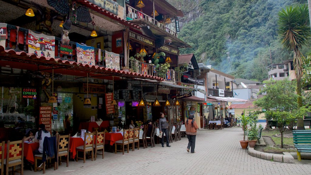 Cuzco mostrando cenas de rua e jantar fora