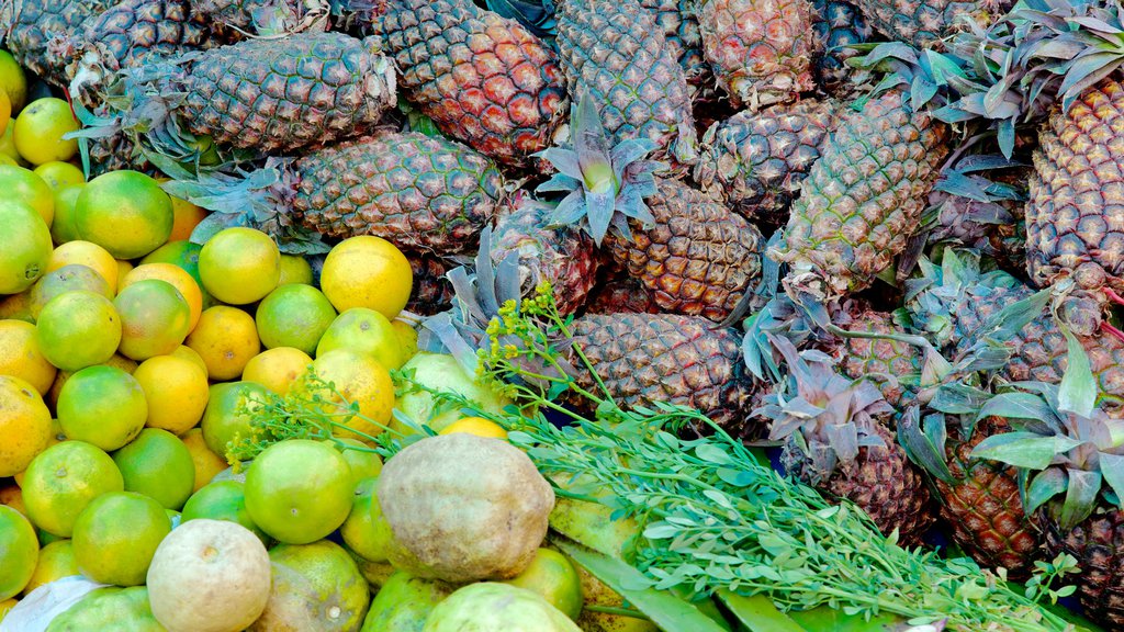 Cusco featuring food and markets