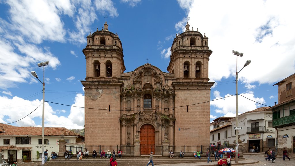 Cusco featuring heritage architecture, street scenes and a church or cathedral