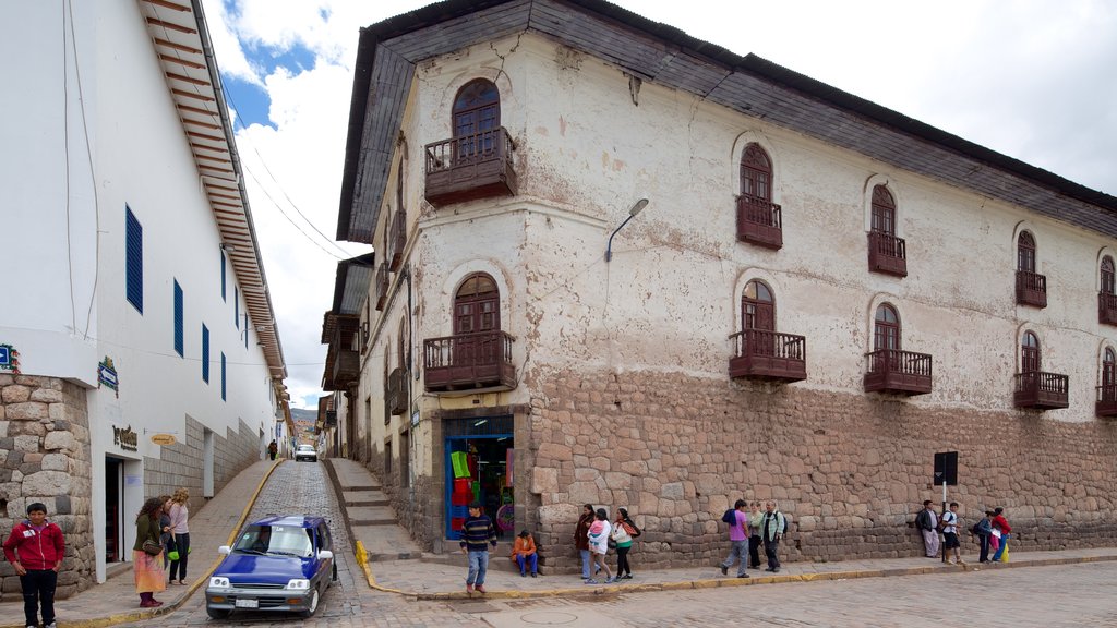 Cuzco mostrando cenas de rua assim como um grande grupo de pessoas