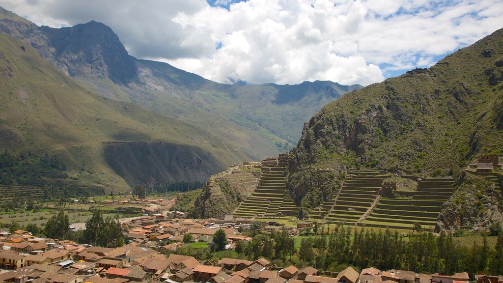 Ollantaytambo showing landscape views, mountains and a small town or village