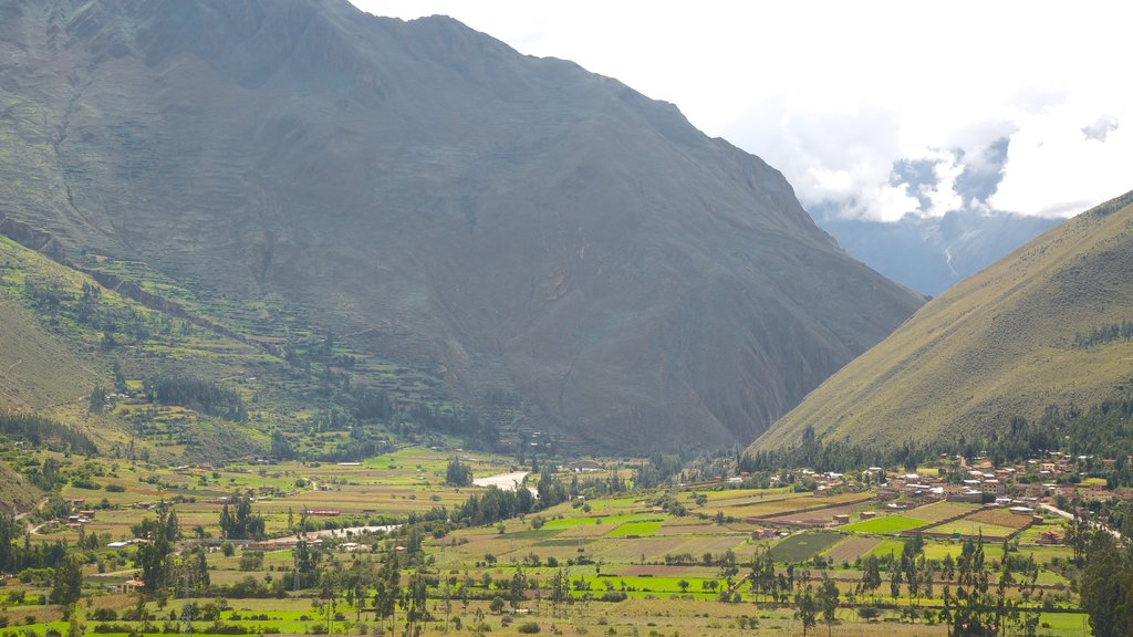 Ollantaytambo joka esittää vuoret ja maisemat