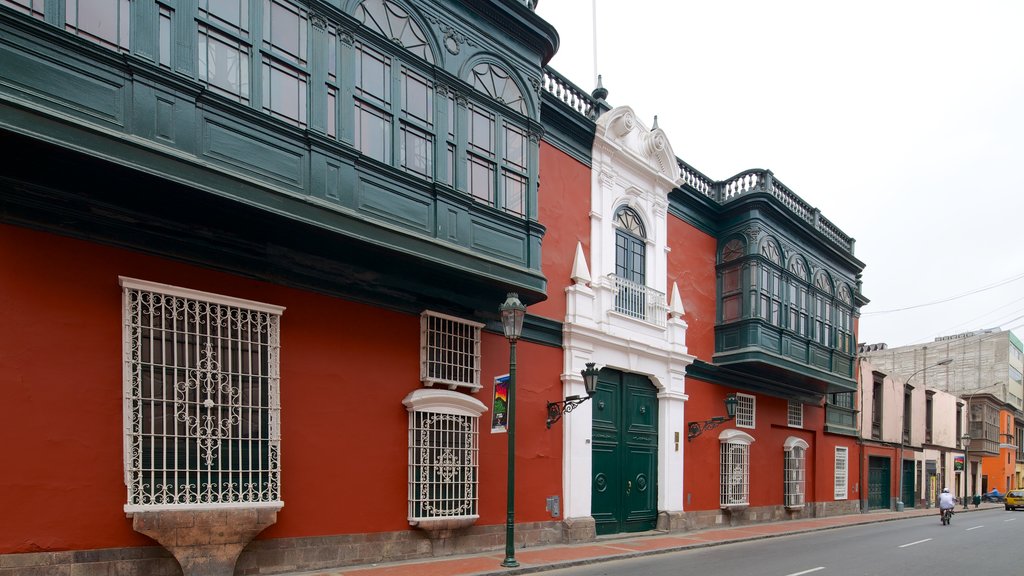 Downtown Lima showing heritage architecture, street scenes and a house