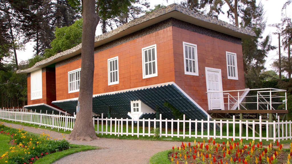 Parque de Exposiciones mostrando un jardín y arte al aire libre