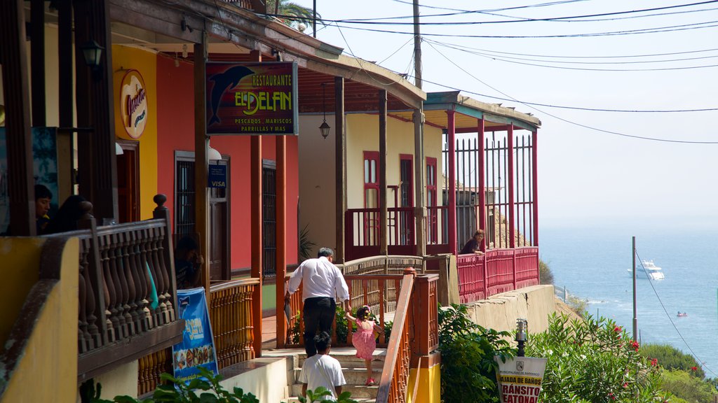 Puente de los Suspiros ofreciendo una casa y también un pequeño grupo de personas