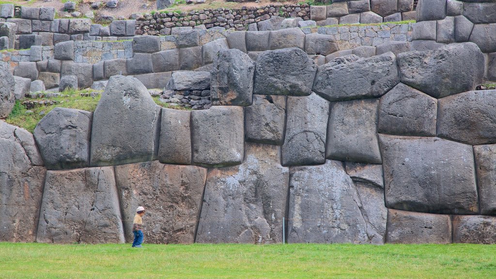 La forteresse de Sacsayhuamán mettant en vedette éléments du patrimoine et édifice en ruine aussi bien que un enfant seul