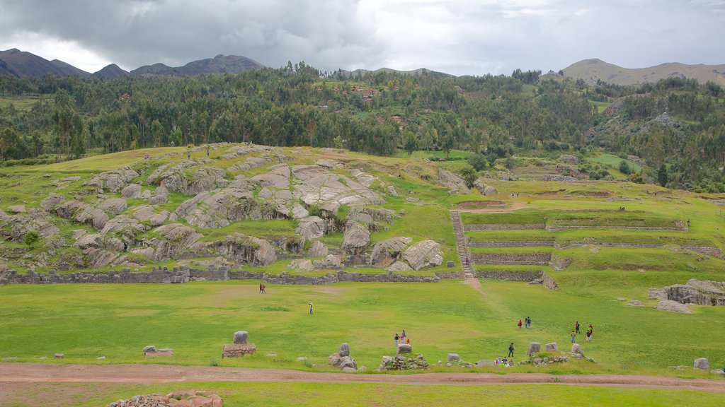 Sacsayhuaman som viser fredfyldte omgivelser og bygningsruiner