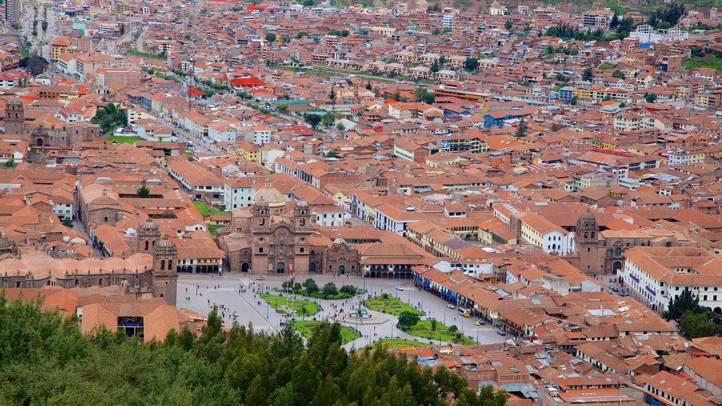 Sacsayhuamán ofreciendo vistas de paisajes y una ciudad