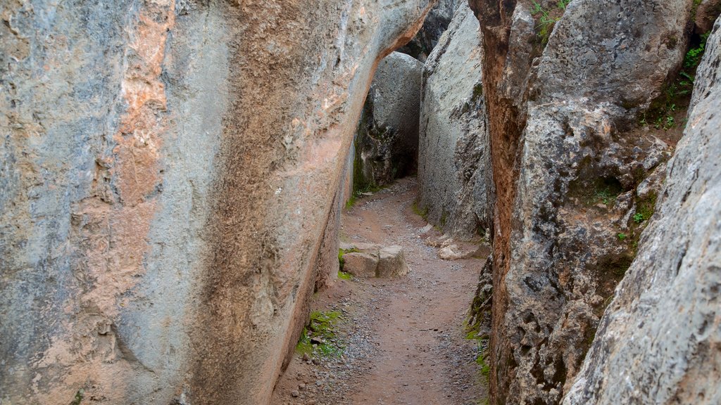 Sacsayhuamán que incluye una garganta o cañón