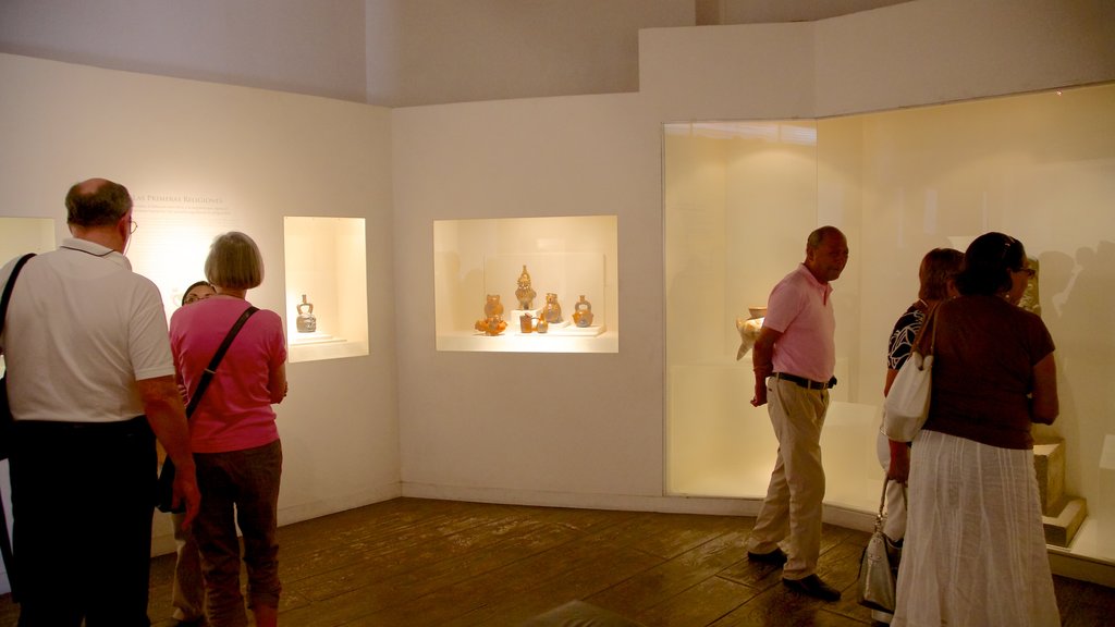 Museo Larco bevat interieur en ook een grote groep mensen