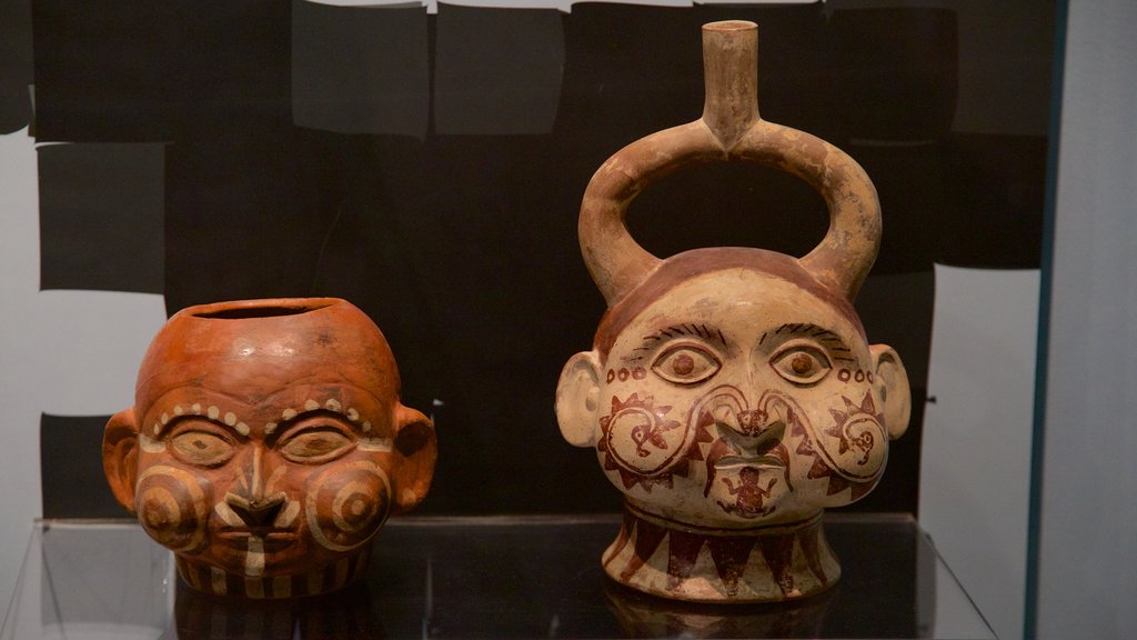 Huaca de la Luna featuring interior views