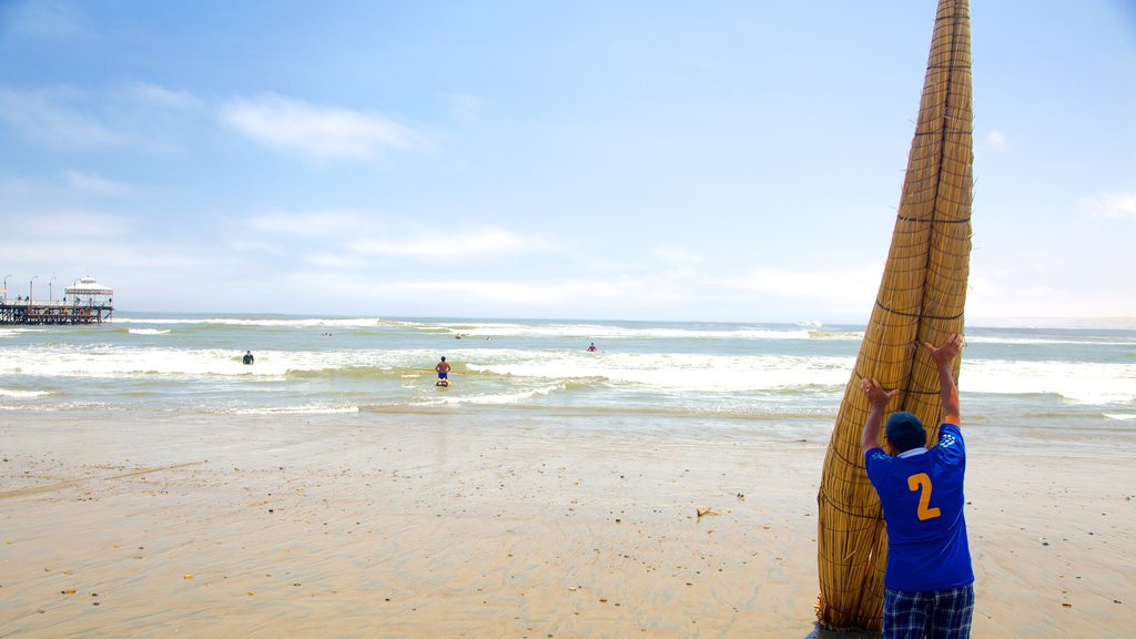 Praia de Huanchaco mostrando uma praia de areia