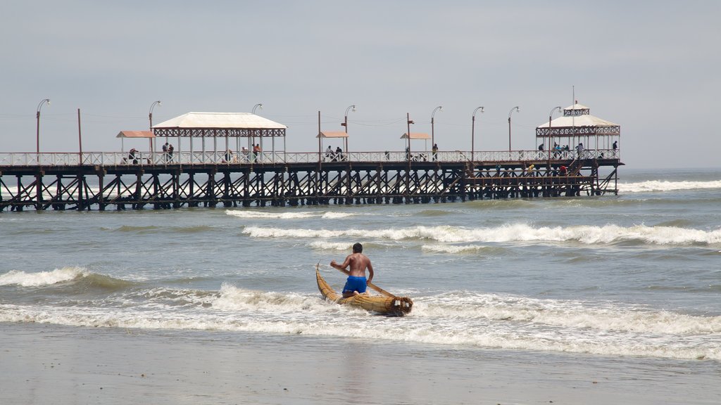 Playa Huanchaco que incluye una playa de arena y también un hombre