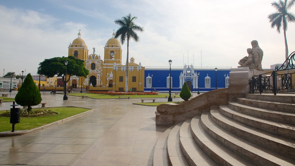 Plaza de Armas de Trujillo mostrando imágenes de calles