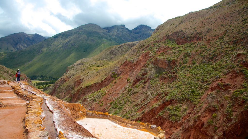 Minas de sal de Maras que incluye montañas y vistas de paisajes