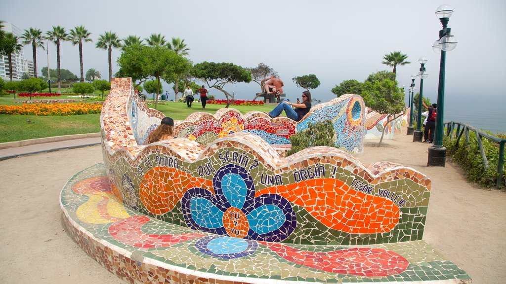 Parque del Amor showing outdoor art and a garden