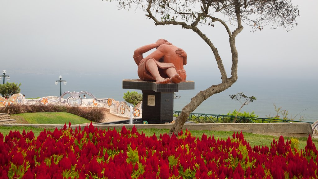 Parque del Amor que incluye una estatua o escultura, flores y arte al aire libre