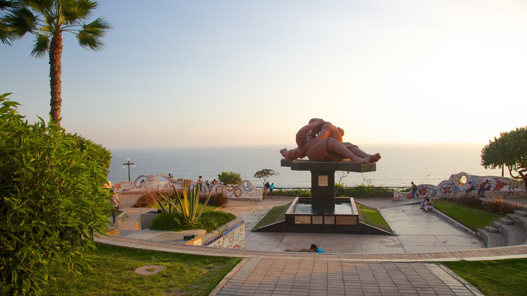 Parque del Amor featuring a statue or sculpture, general coastal views and a square or plaza