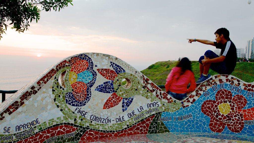 Parque del Amor showing outdoor art as well as a small group of people