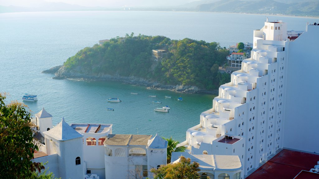 Playa La Audiencia mostrando una ciudad costera, vistas de paisajes y un hotel