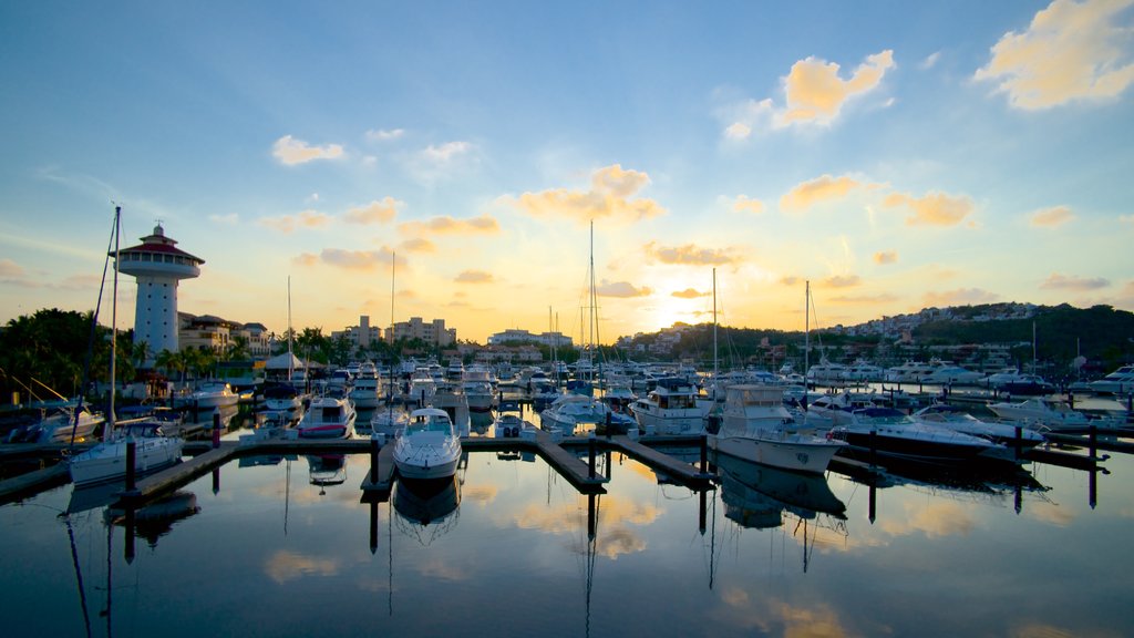 Marina Ixtapa som viser en solnedgang og en marina