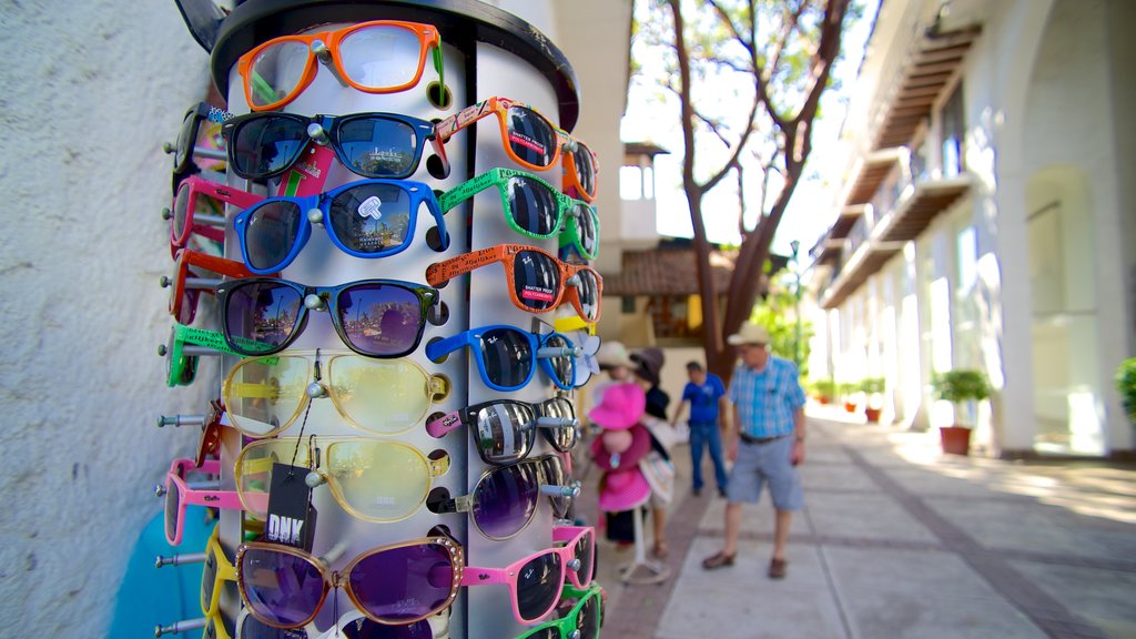 Ixtapa - Zihuatanejo showing shopping, markets and street scenes