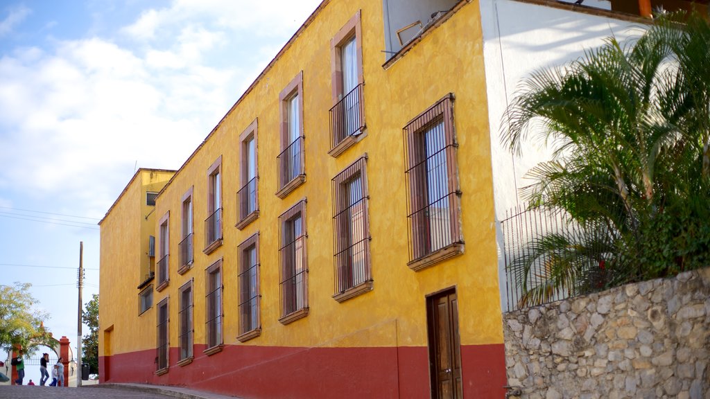 Jalpan de Serra showing a house and street scenes