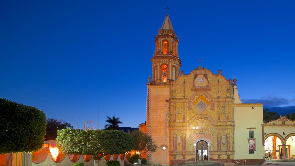 Jalpan de Serra which includes heritage architecture, a church or cathedral and night scenes