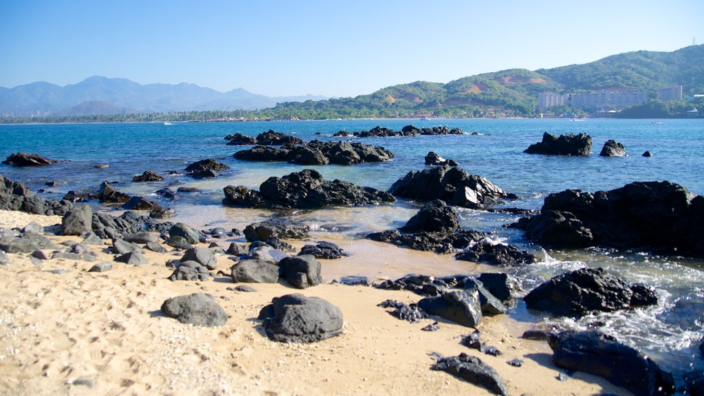 Ixtapa Island qui includes rochers au bord de la mer