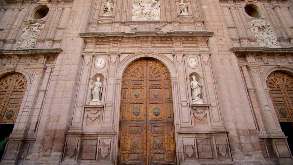 Catedral de Morelia mostrando una iglesia o catedral y patrimonio de arquitectura