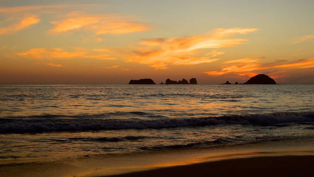 Pantai El Palmar menampilkan pantai berpasir, pemandangan umum pantai dan matahari terbenam