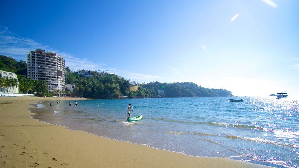 Playa La Audiencia trong đó bao gồm bãi biển cát và thị trấn duyên hải