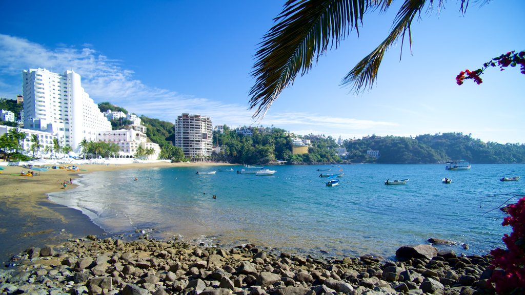 Playa La Audiencia mostrando un hotel de lujo o resort y una playa de arena