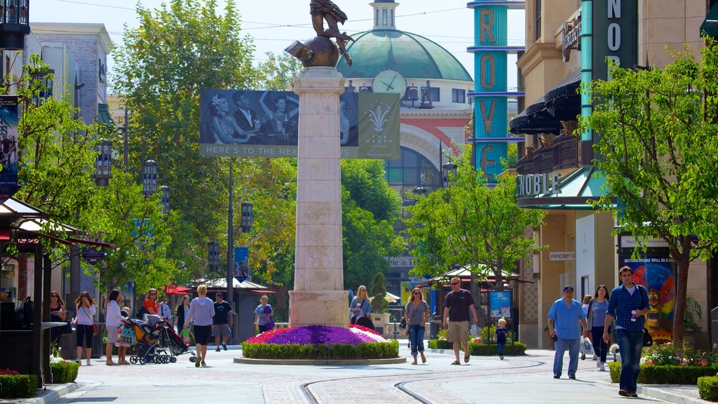 Centro comercial The Grove que incluye una ciudad, un monumento y una plaza