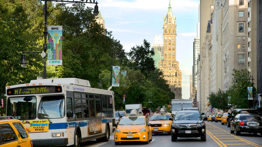 Columbus Circle showing street scenes and a city