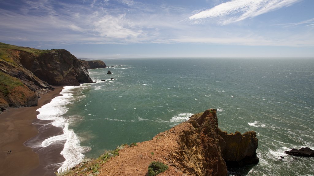 San Francisco ofreciendo vistas generales de la costa y costa escarpada