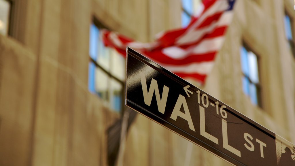 Wall Street - Distrito financiero que incluye señalización