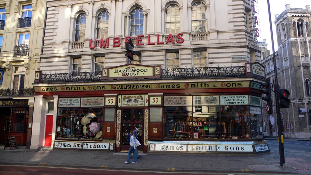 Aperto nel 1830, James Smith and Sons è il più antico negozio di ombrelli della città.  Picture by Justinc - Own work. Licensed under CC BY-SA 3.0 via Wikimedia Commons (https://commons.wikimedia.org/wiki/File:James_Smith_and_Sons_Umbrella_Shop_New_Oxford_Street.jpg)